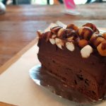 Macadamia Chocolate Cake @Buna Organic Coffee รสชาติเข้มข้น เมล็ดแม็คคาดาเมียกรุบกรอบ
