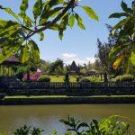 คูน้ำที่โอบล้อมวัดเม็งวี บาหลี สร้างบรรยากาศที่สงบ ร่มรื่น