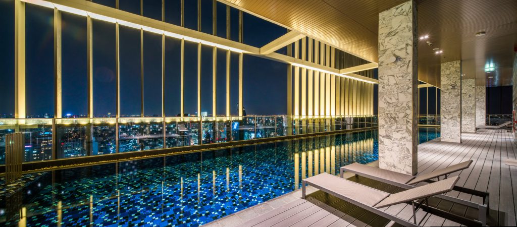 A 40-meter long “Cloud pool” on the 50th floor of Park 24 to let you admire the exquisite view of the city