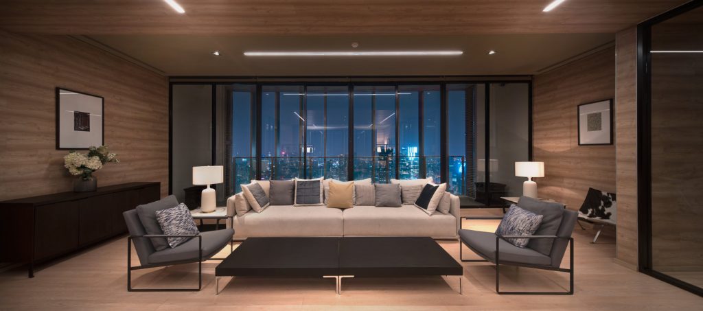 Library & Living Room on the 49th floor of Park 24, offering a stunning view of curved Chao Phraya River