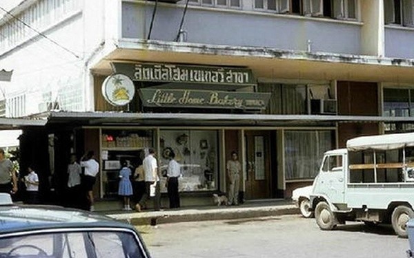 ร้านลิตเติ้ลโฮมเบเกอรี่ สาขาทองหล่อ ปี 2512 ขอบคุณรูปภาพจาก เพชรมายา
