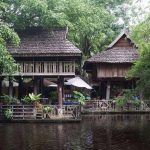 ร้านสไตล์บ้านไม้ในบรรยากาศที่สงบร่มรื่น ท่ามกลางธรรมชาติสวนป่า @ Meena (Source: Meena Facebook)